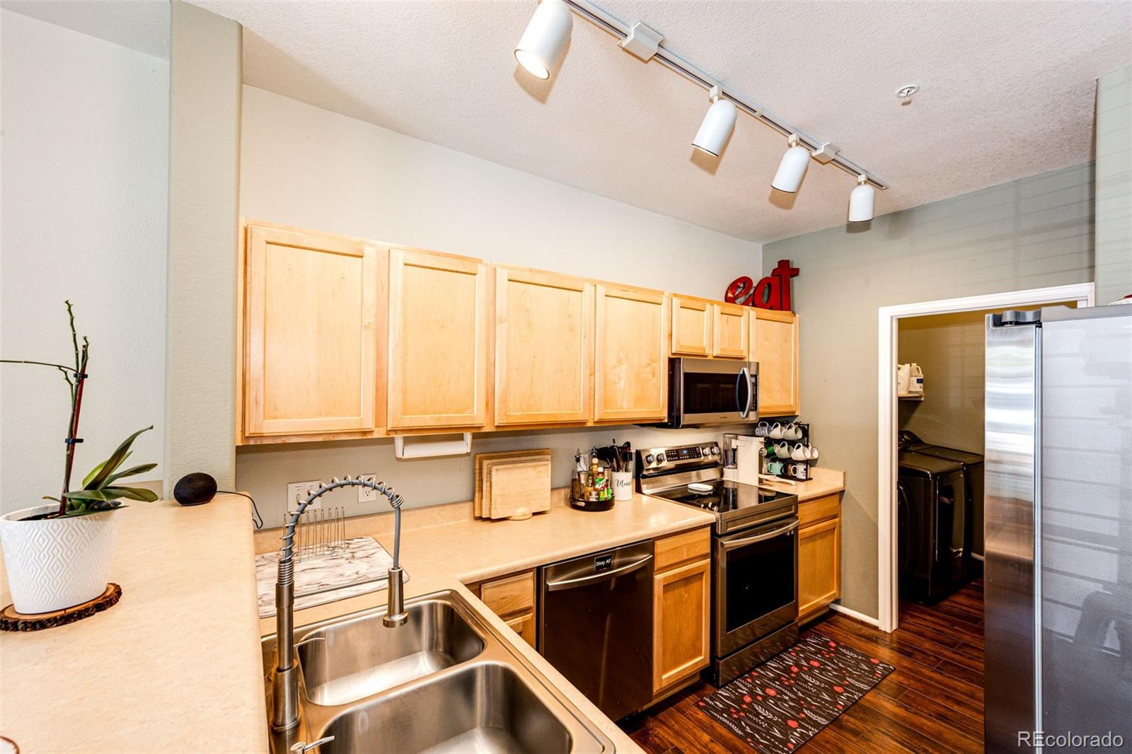 452 Black Feather Loop Unit: 608
