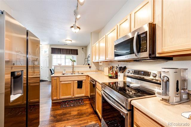 452 Black Feather Loop Unit: 608