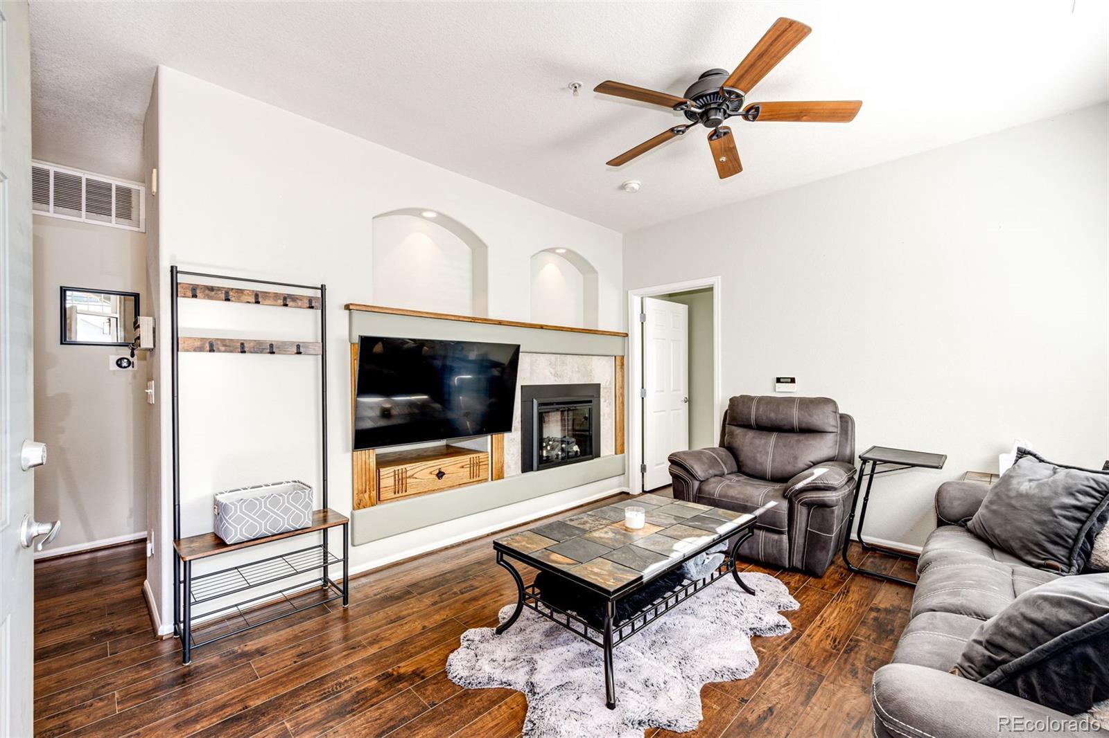 452 Black Feather Loop Unit: 608