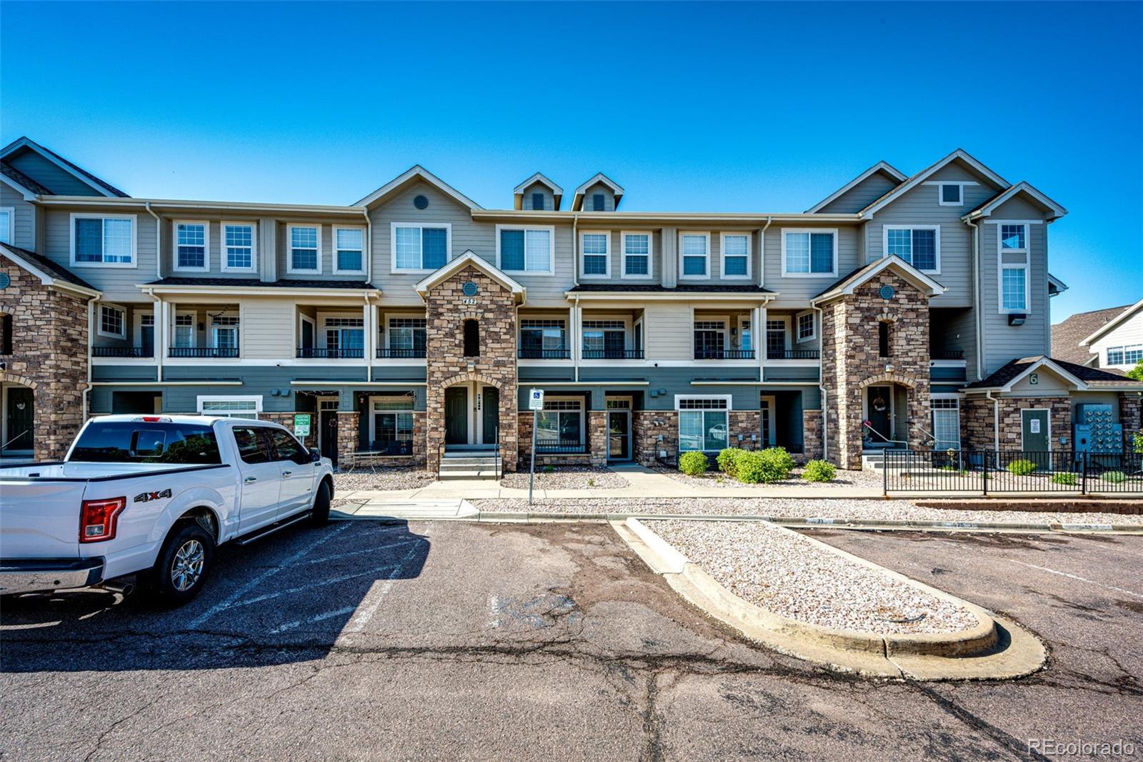452 Black Feather Loop Unit: 608