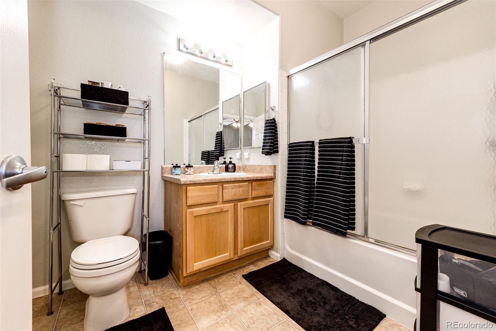 452 Black Feather Loop Unit: 608