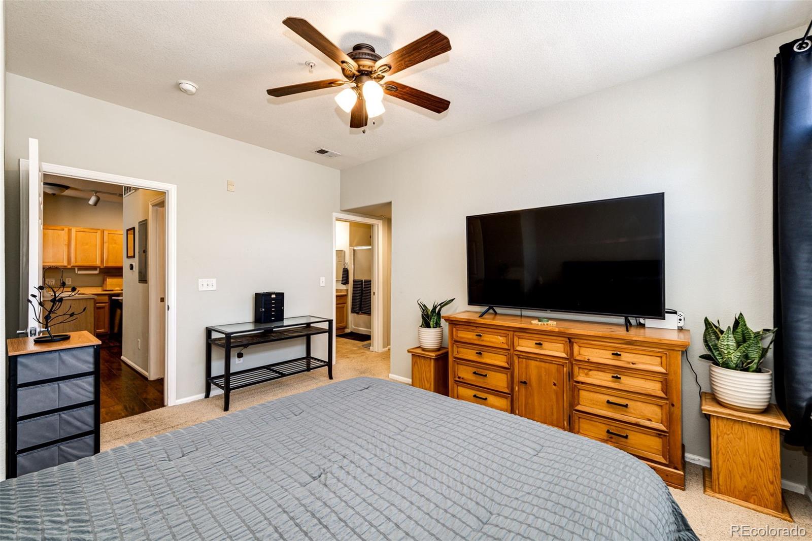452 Black Feather Loop Unit: 608