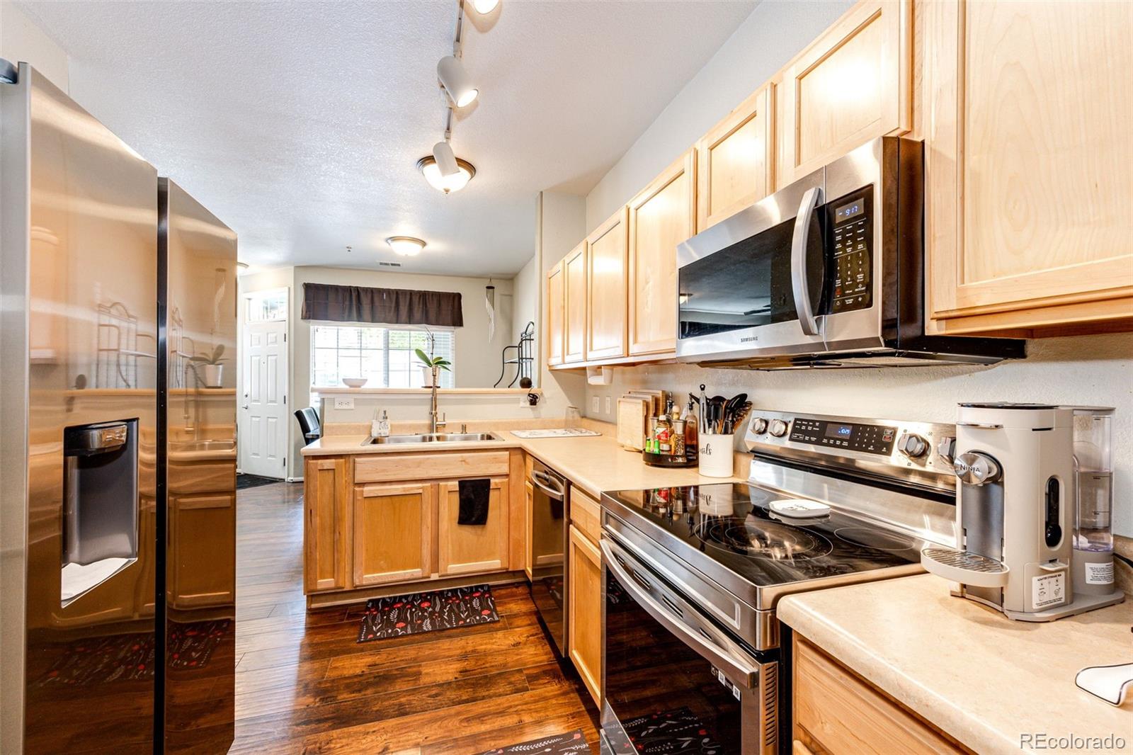 452 Black Feather Loop Unit: 608