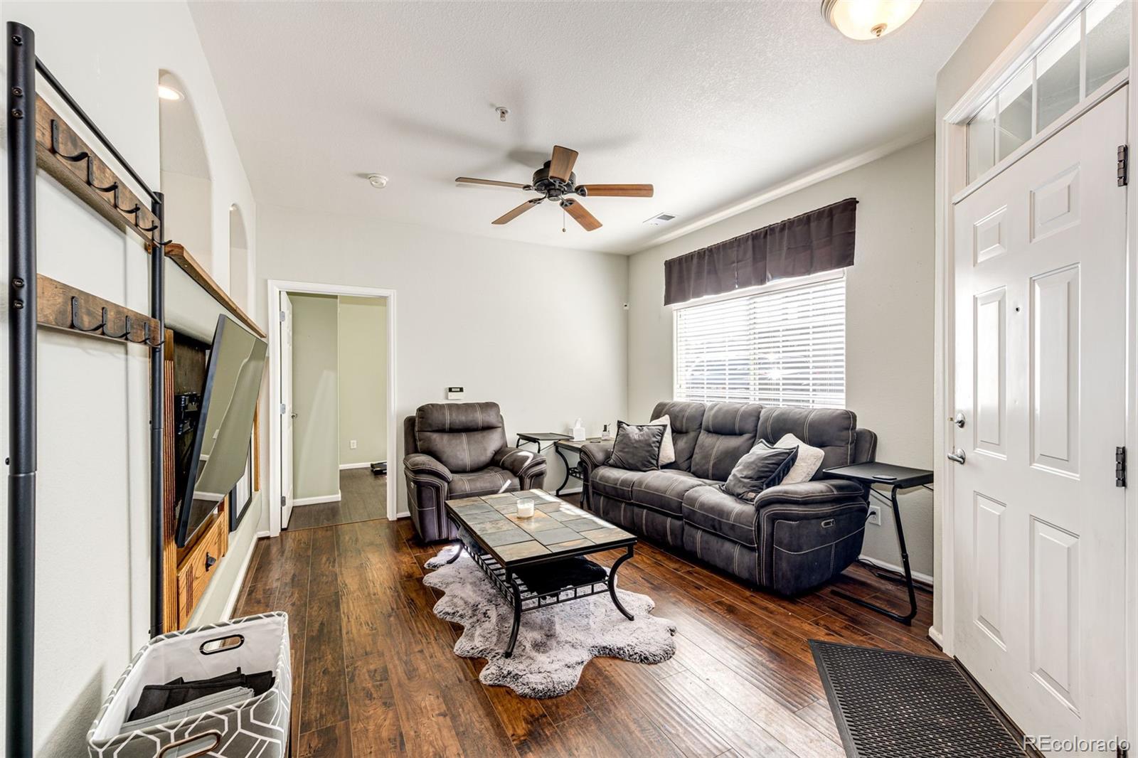 452 Black Feather Loop Unit: 608