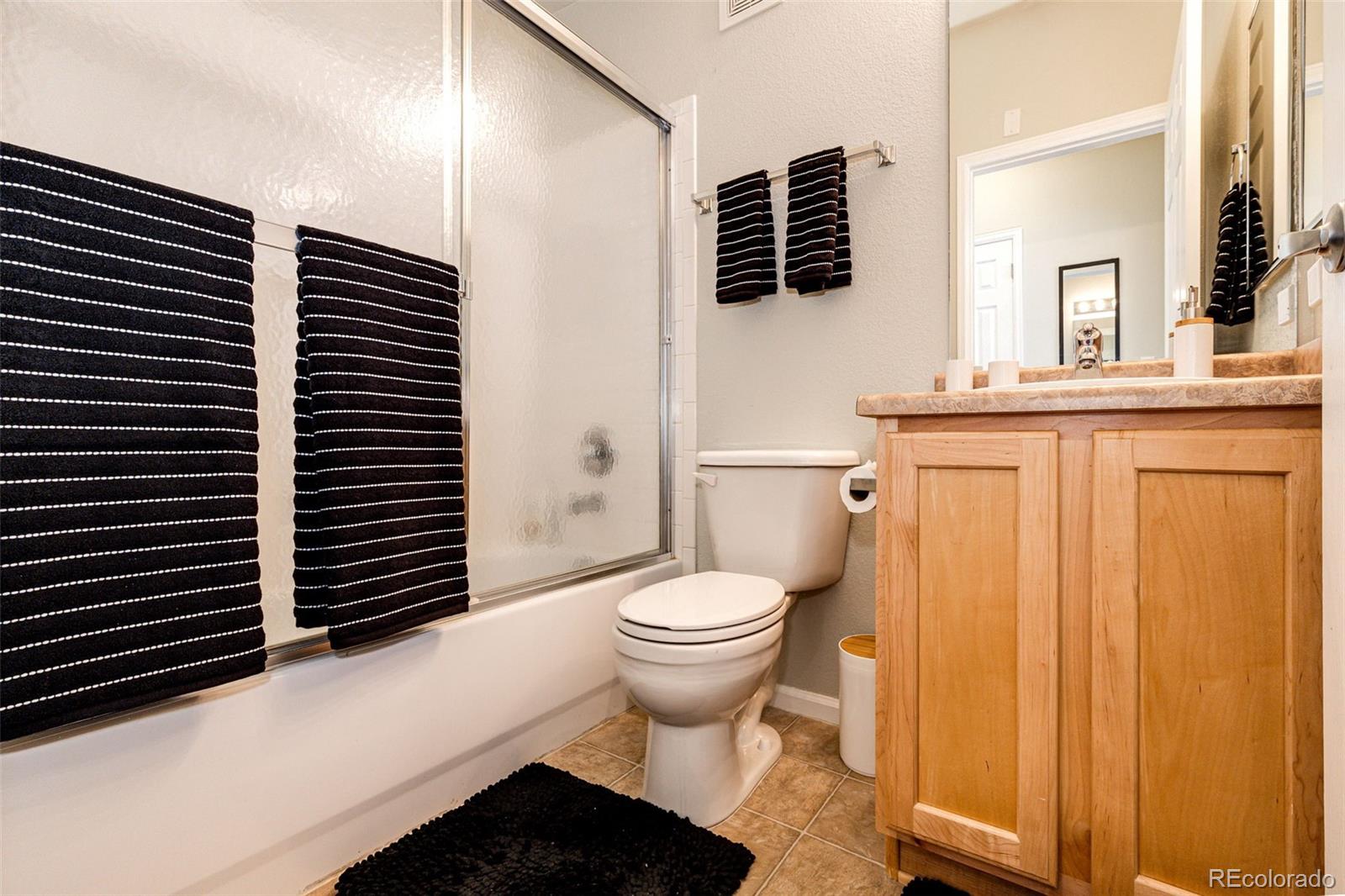 452 Black Feather Loop Unit: 608