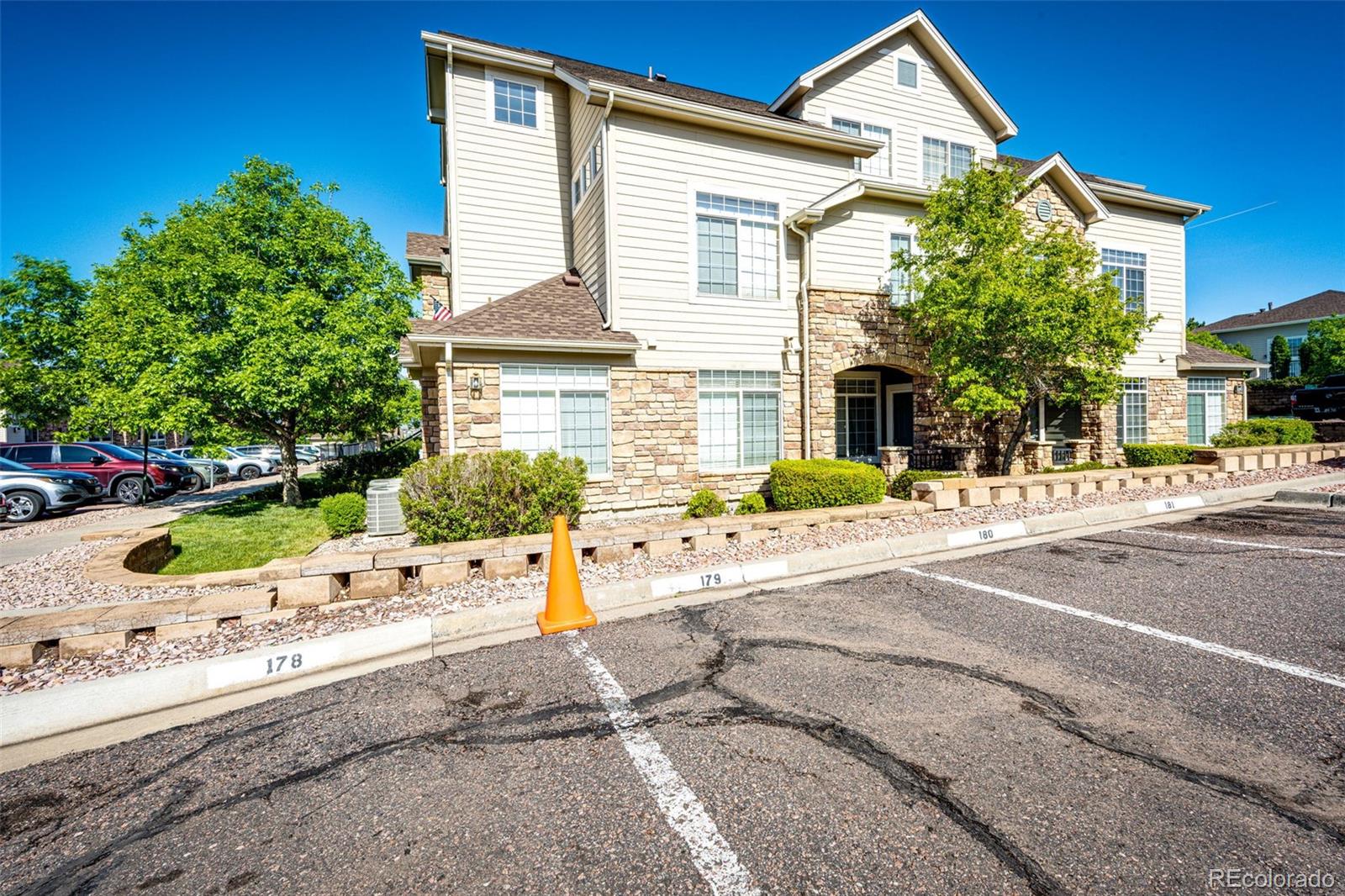 452 Black Feather Loop Unit: 608