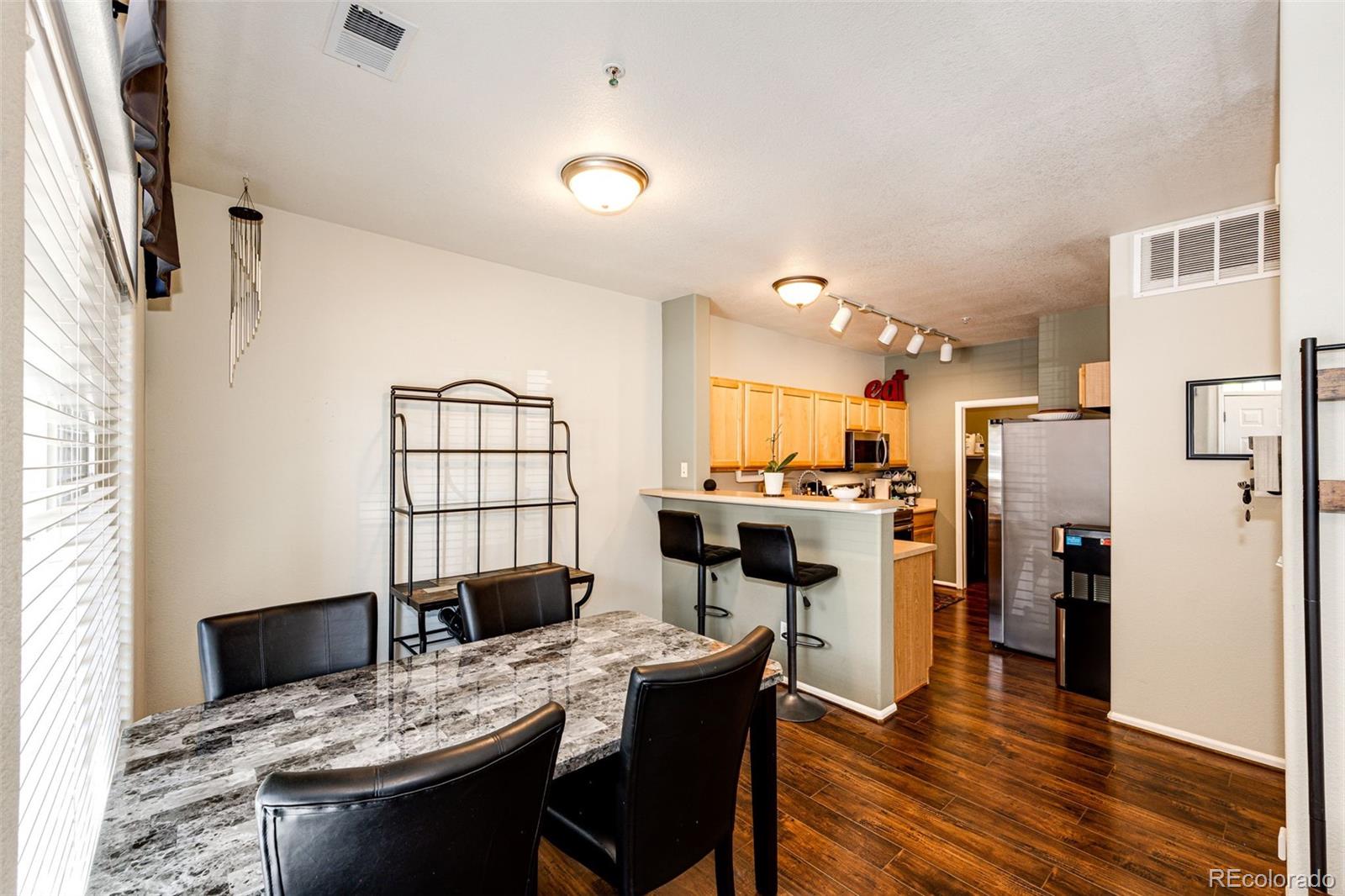 452 Black Feather Loop Unit: 608
