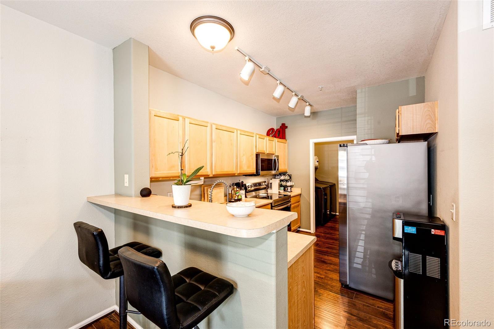 452 Black Feather Loop Unit: 608