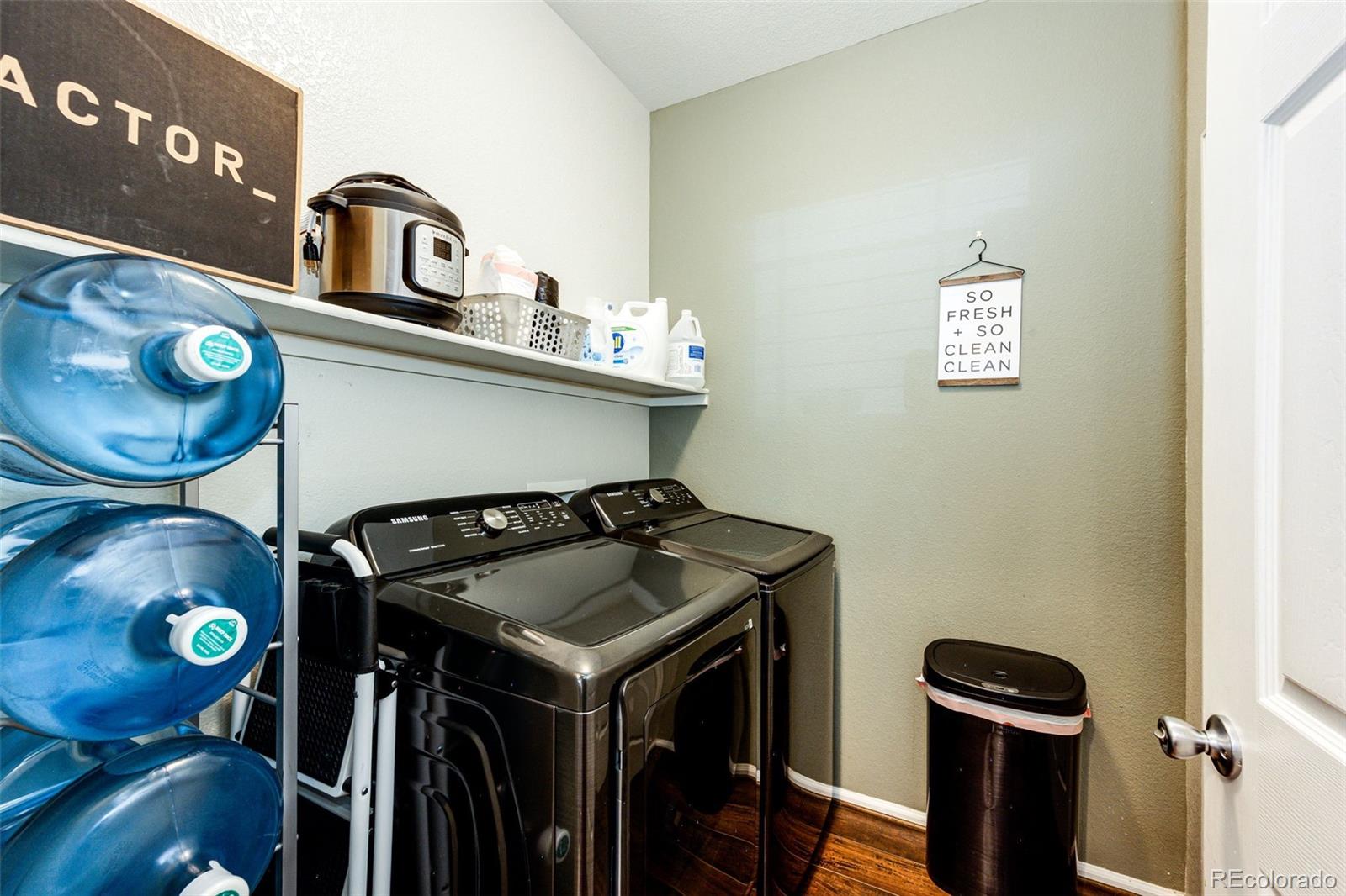 452 Black Feather Loop Unit: 608