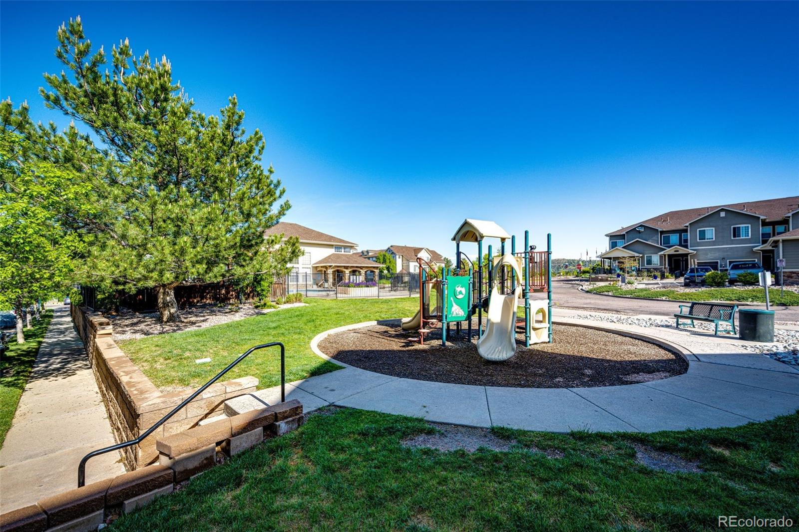 452 Black Feather Loop Unit: 608