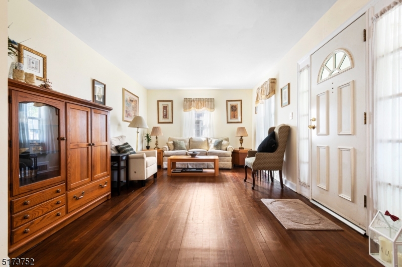321 Lincoln Dr