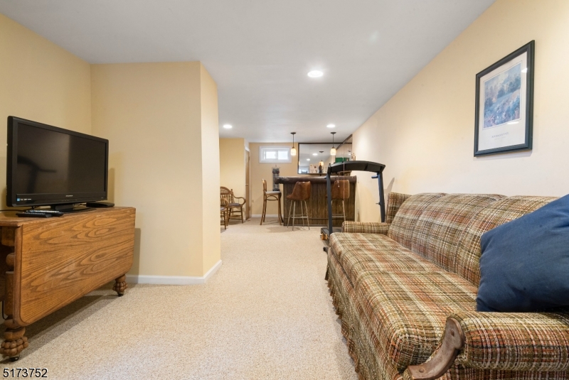 321 Lincoln Dr