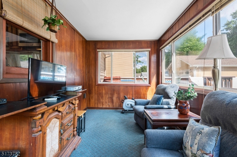 321 Lincoln Dr
