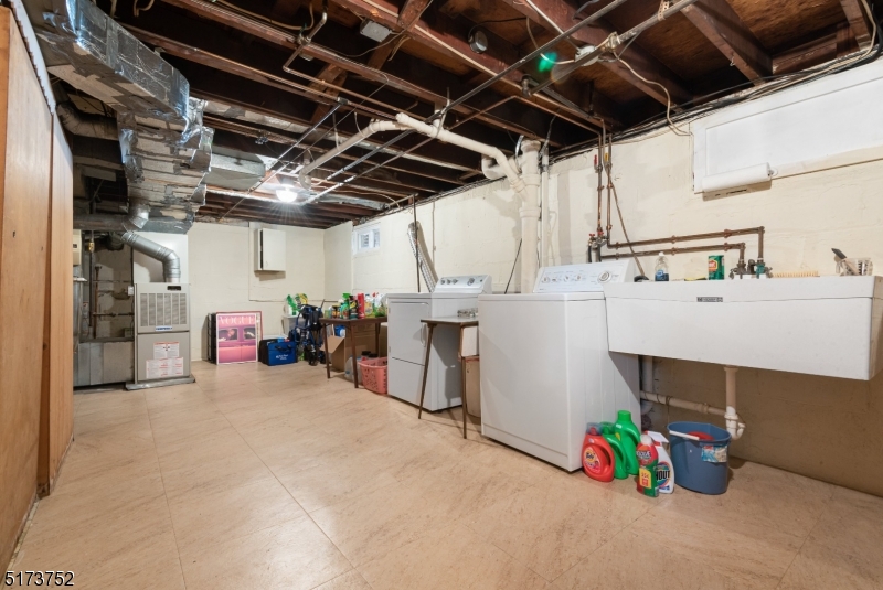 321 Lincoln Dr
