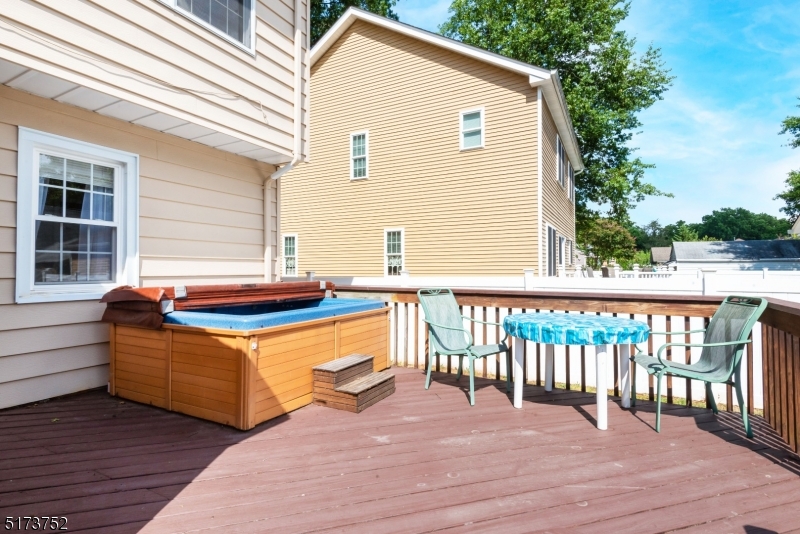 321 Lincoln Dr