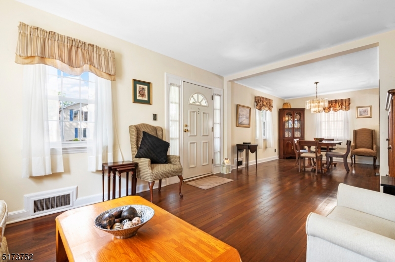 321 Lincoln Dr