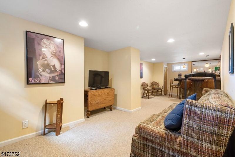 321 Lincoln Dr