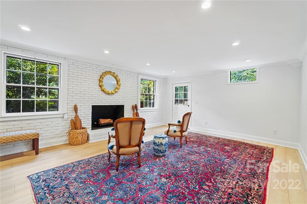 520 Meadowbrook Lane