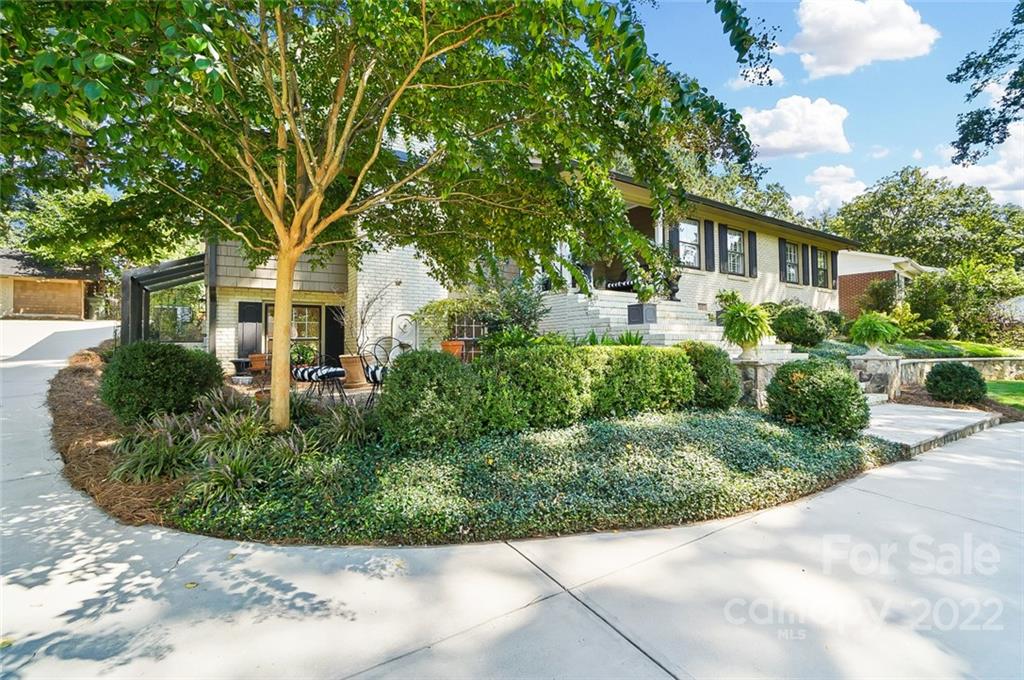 520 Meadowbrook Lane