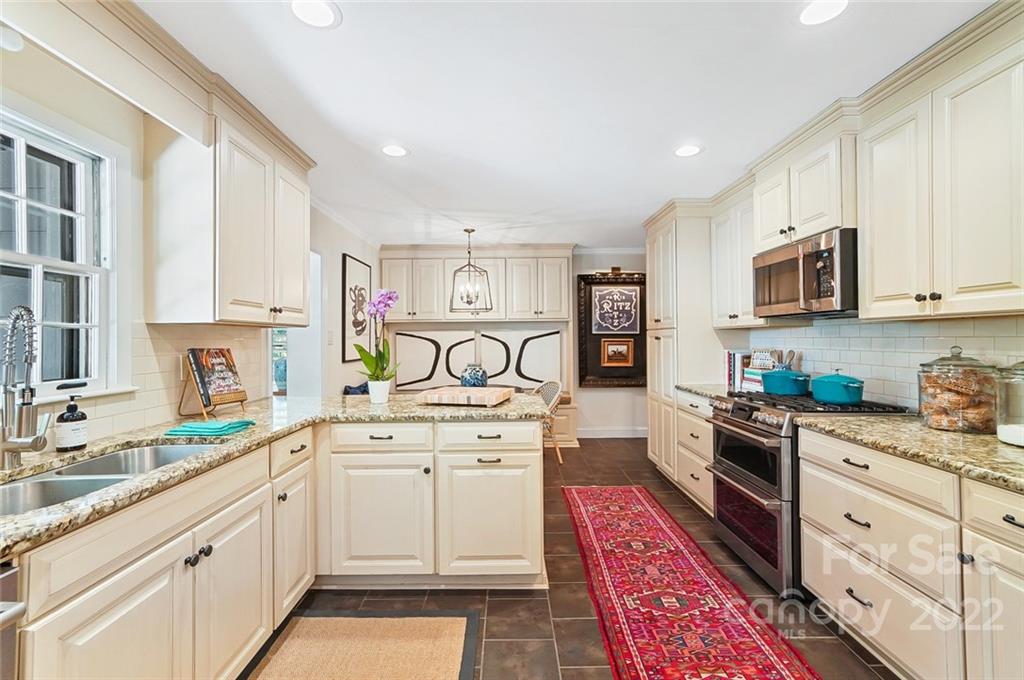 520 Meadowbrook Lane