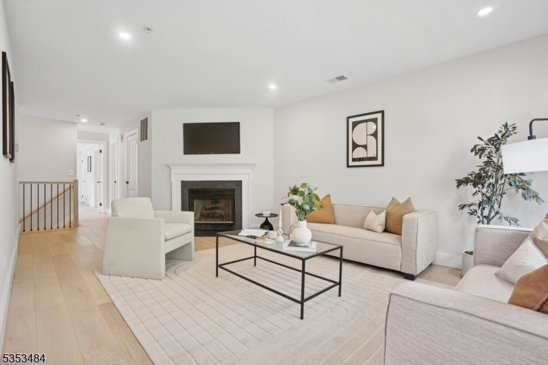 144 Riveredge Dr