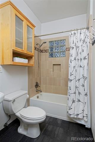 2527 W Dunkeld Place
