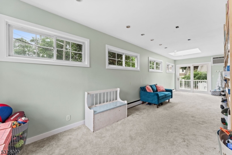 61 Willow Ave