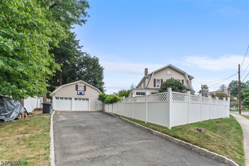 61 Willow Ave