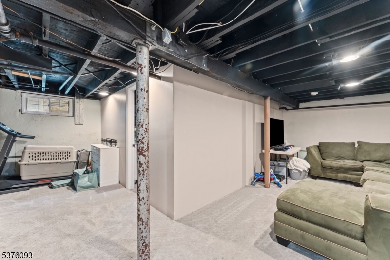 61 Willow Ave