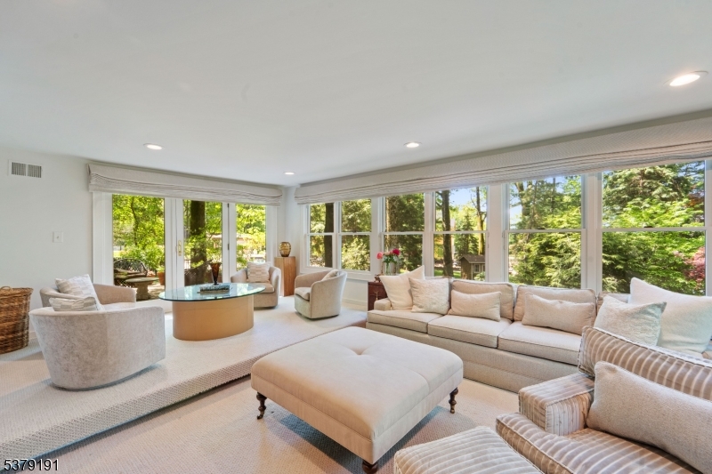 2 Canterbury Ct