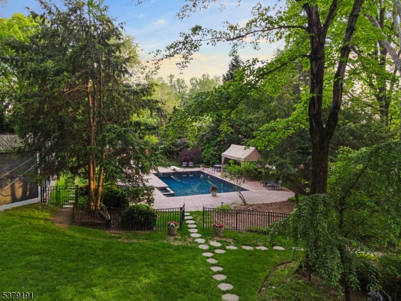 2 Canterbury Ct