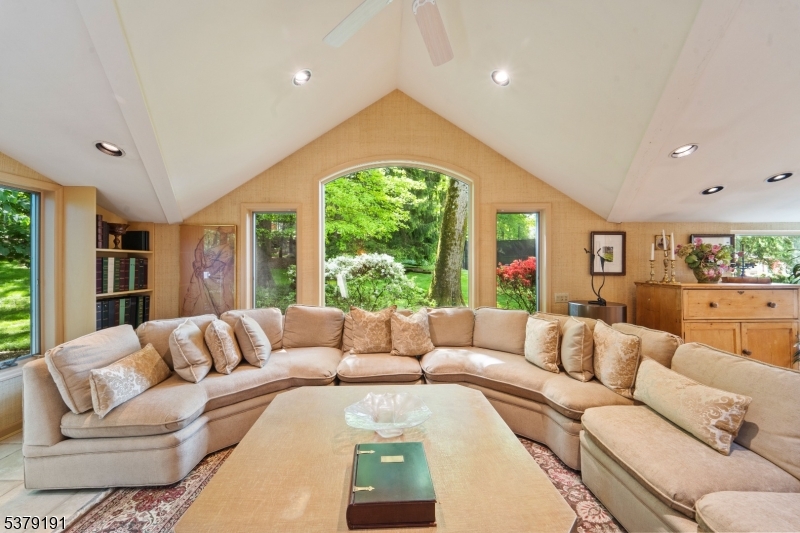 2 Canterbury Ct