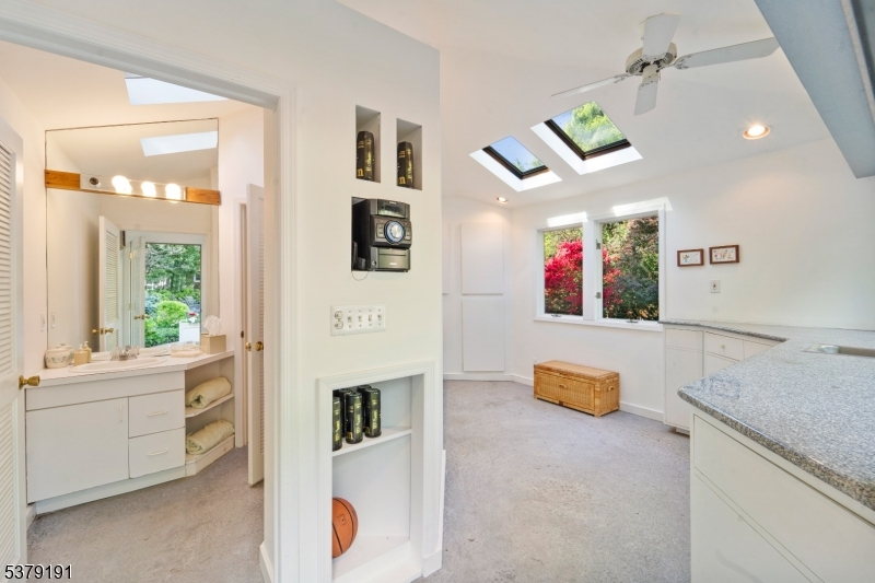 2 Canterbury Ct