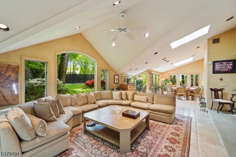 2 Canterbury Ct