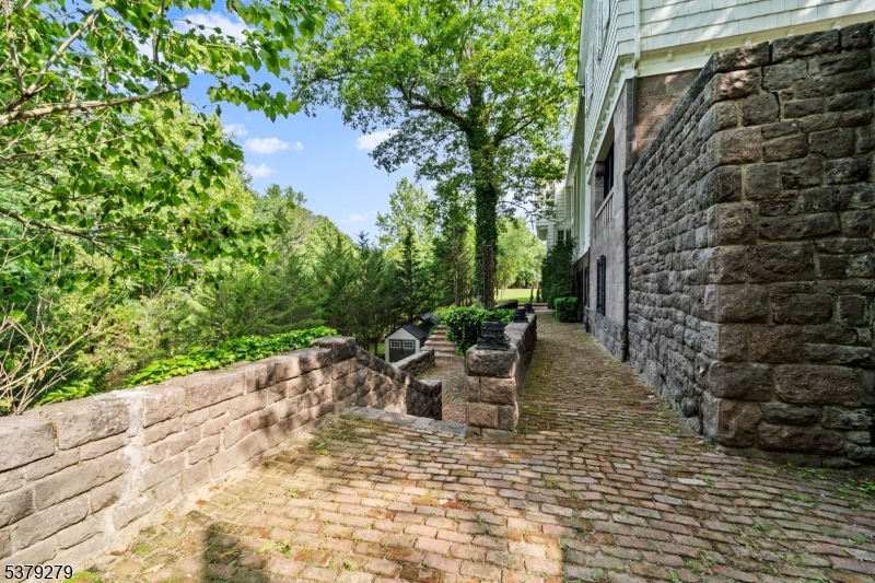 9 E Saddle River Rd