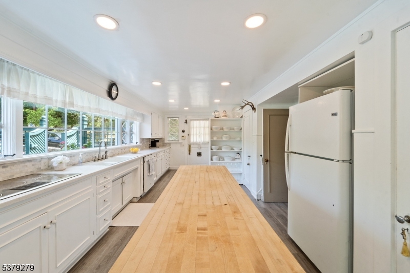 9 E Saddle River Rd