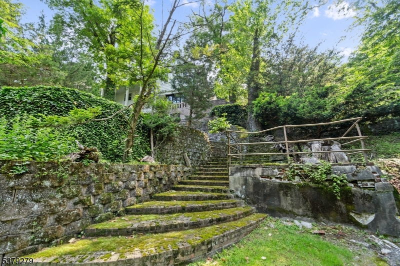 9 E Saddle River Rd