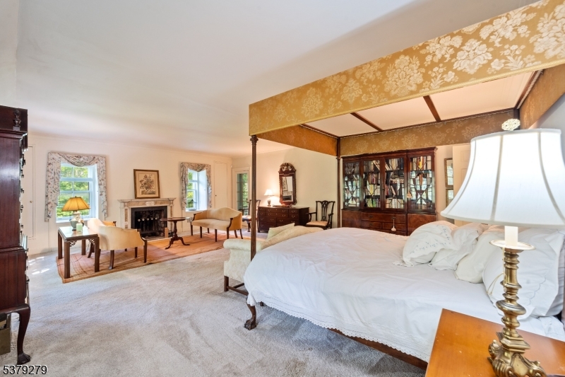 9 E Saddle River Rd