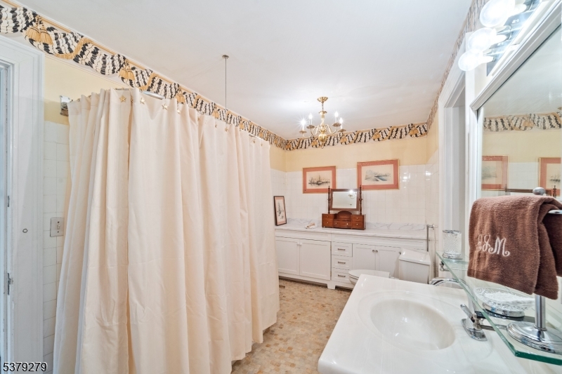 9 E Saddle River Rd