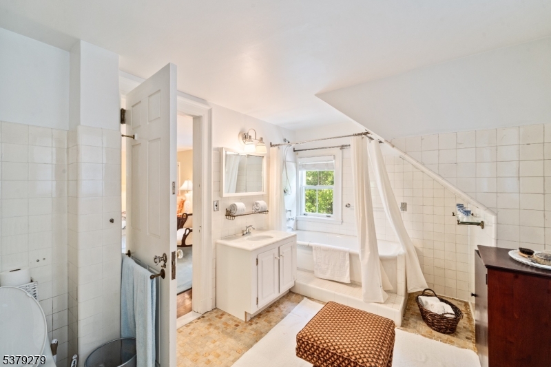 9 E Saddle River Rd