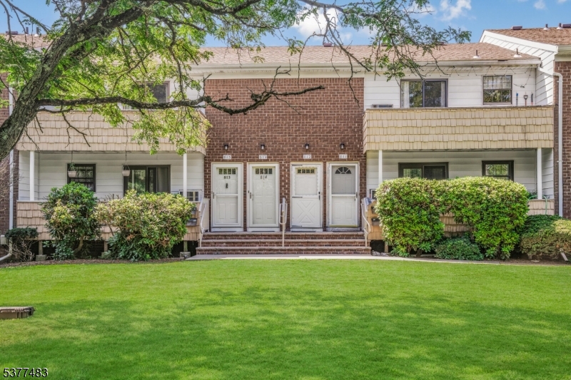 814 VICTORIA COURT