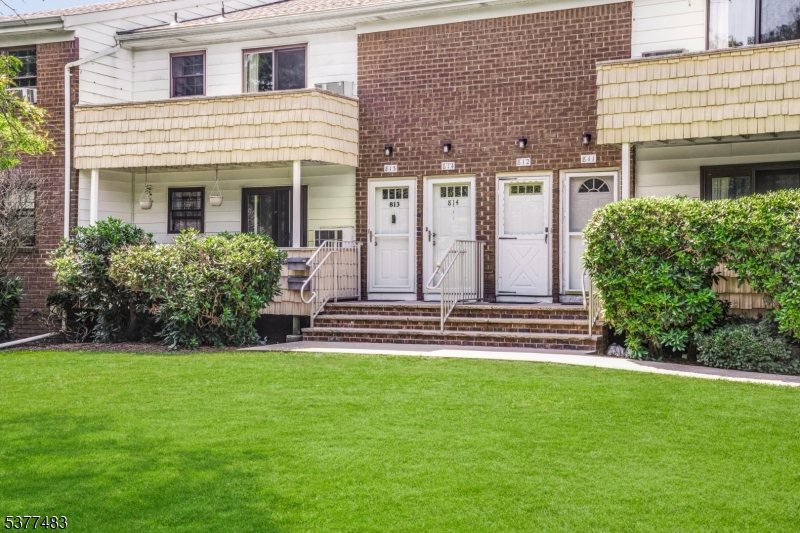 814 VICTORIA COURT