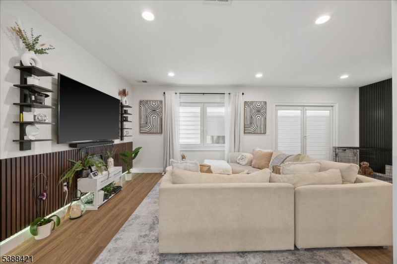 909 Bergen Ave