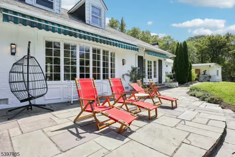 18 Pepperidge Tree Ter