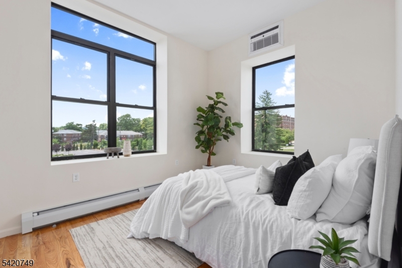520 Belleville Ave E208