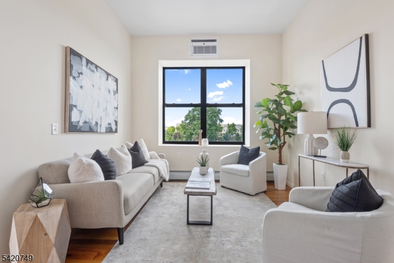 520 Belleville Ave E208