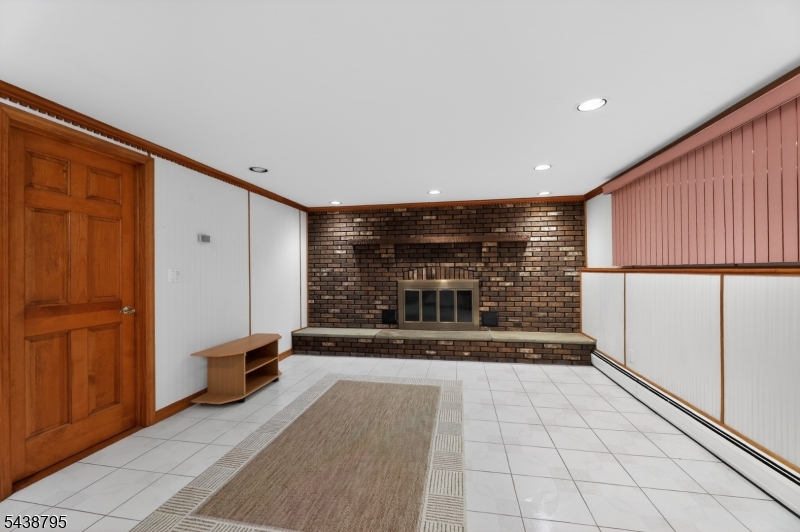 228 Shaw Pl