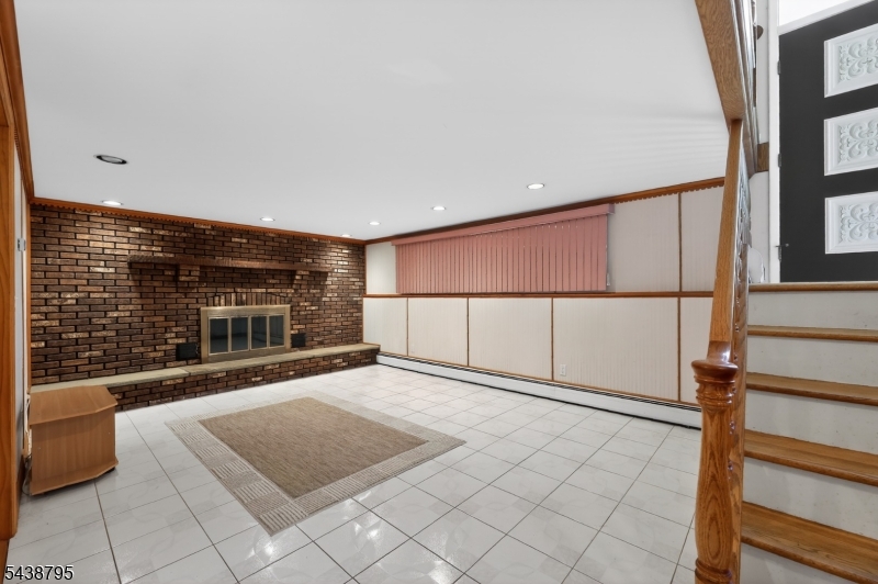 228 Shaw Pl