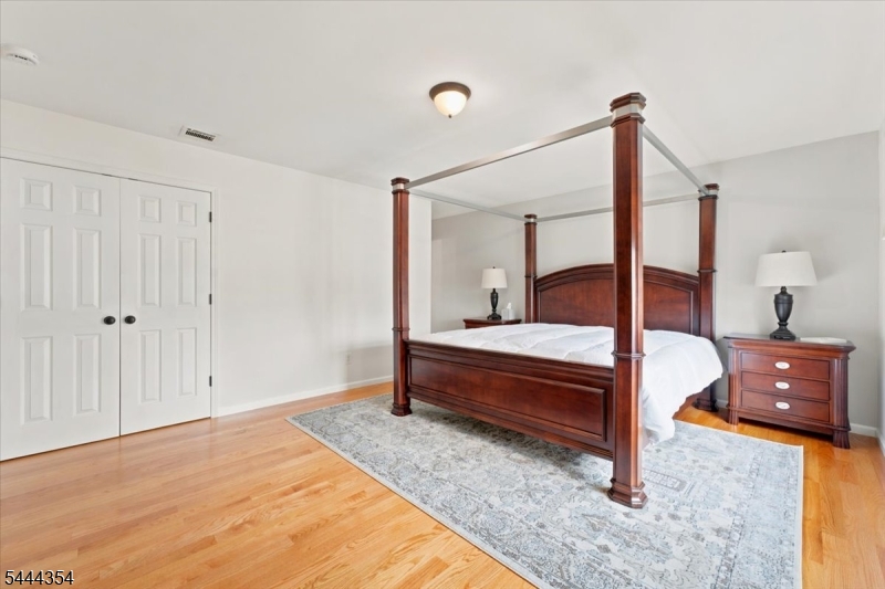 580 Center St