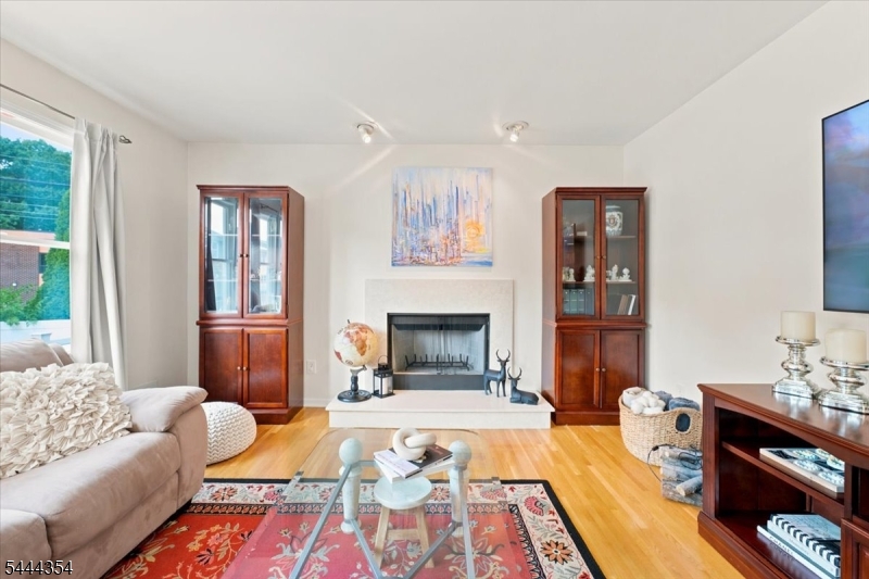 580 Center St